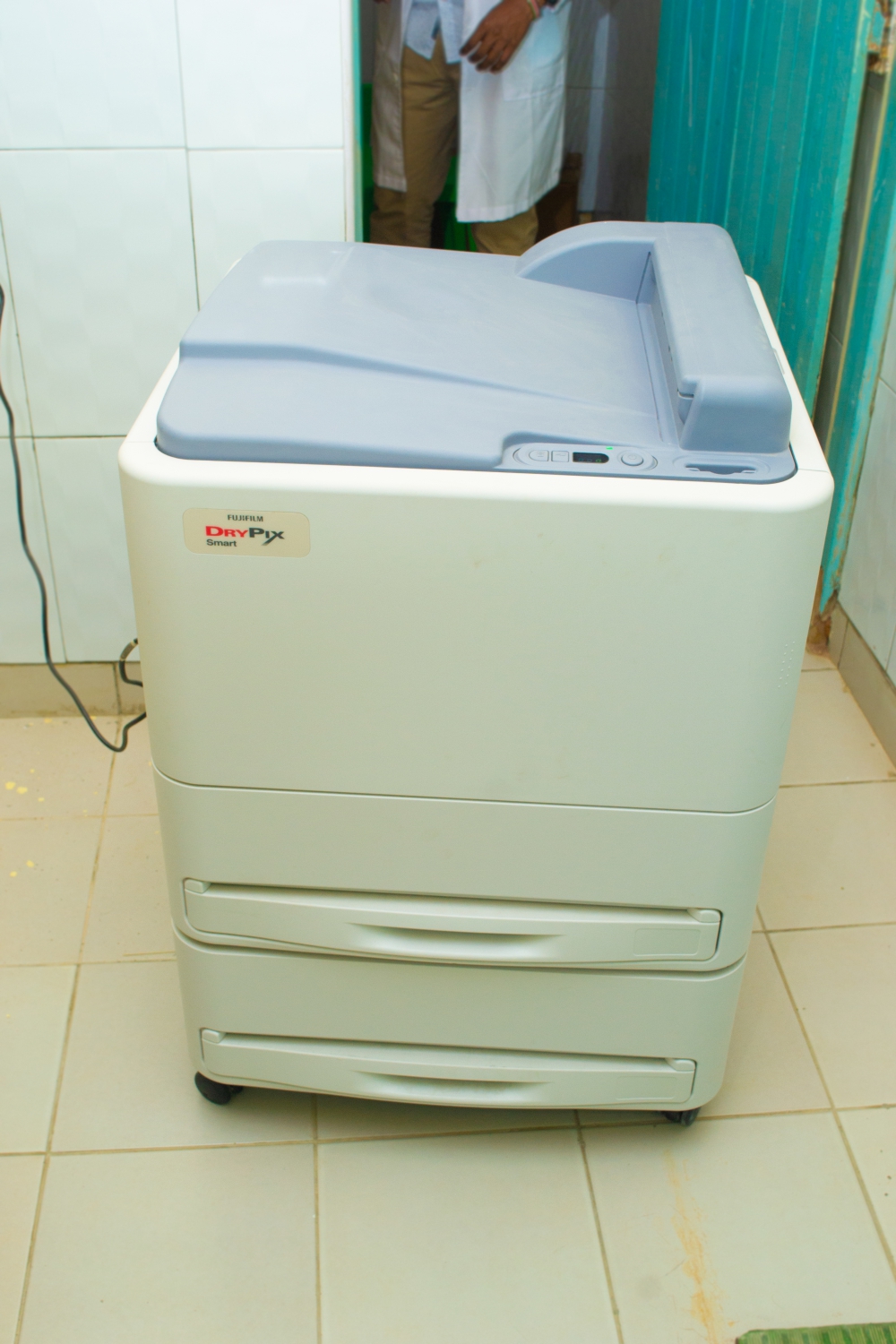 https://wananchihospital.org/wp-content/uploads/2022/07/Fuji-Xray-film-printerprints-the-images-of-an-xray_.jpg