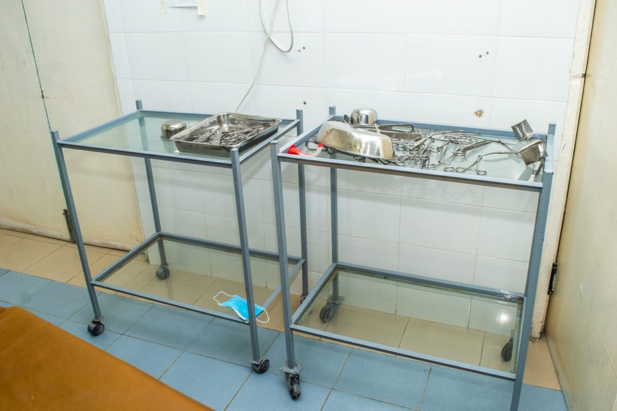 Trolly-for-placing-operating-equipments_-1200x800.jpg